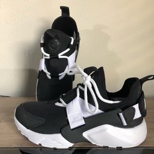 NIKE AIR HUARACHE CITY LOW